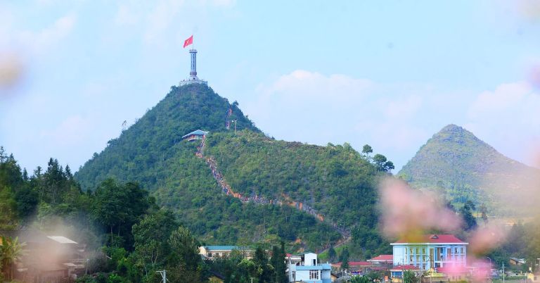 Các xe khách Hà Nội – Lũng Cú xuất bến đều đặn, phục vụ nhu cầu di chuyển đa dạng.