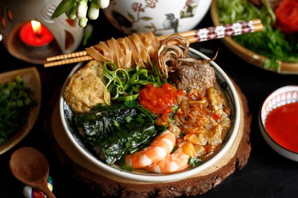 Bánh đa cua Hải Phòng nổi bật với nước dùng ngọt thanh và topping đầy đặn.