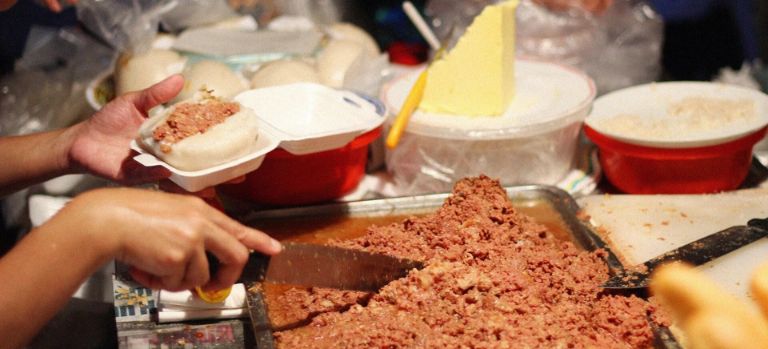 Pate Hải Phòng béo thơm, là linh hồn của món bánh mì cay trứ danh.