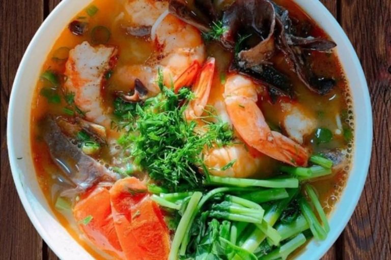 Bún tôm Hải Phòng nổi bật với tôm tươi và nước dùng thanh nhẹ.
