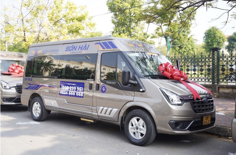 Hình ảnh xe Sơn Hải Limousine lăn bánh đúng giờ mỗi ngày.