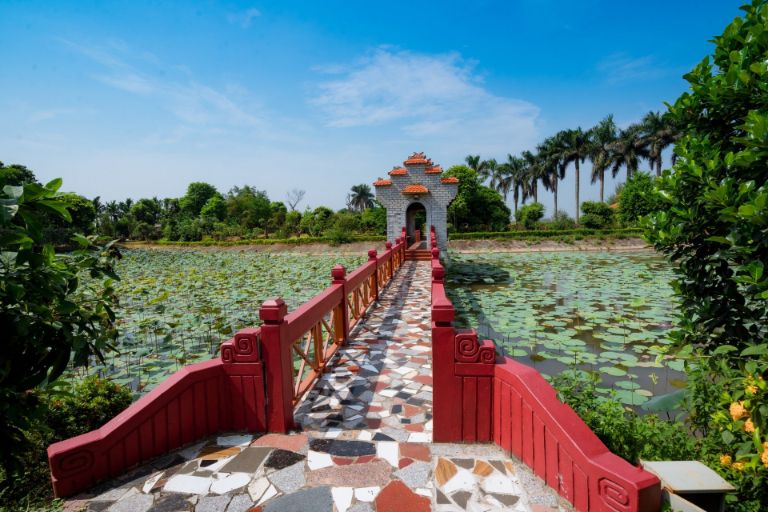 Bầu trời xanh trải dài trên cánh đồng ven đường khiến chuyến đi thêm nhẹ nhàng.