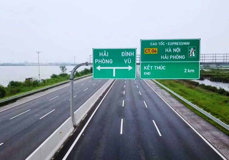 Khoảnh khắc xe băng qua những cây cầu lớn trên tuyến cao tốc cực kỳ ấn tượng.