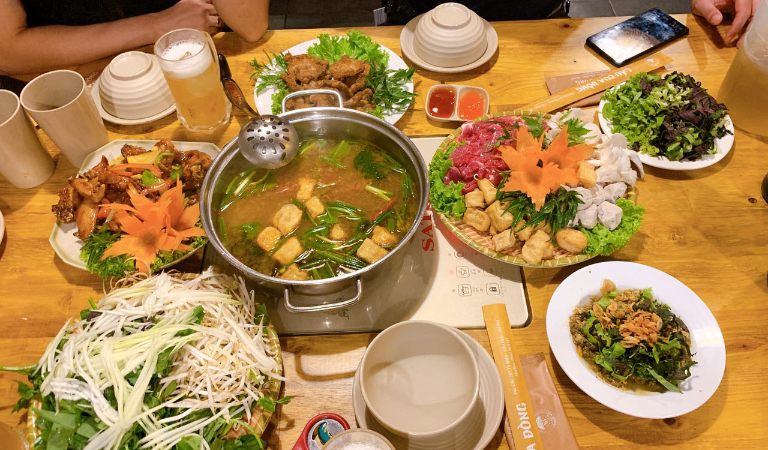 Một nồi lẩu cua bể nóng hổi luôn là lựa chọn tuyệt vời cho nhóm bạn.