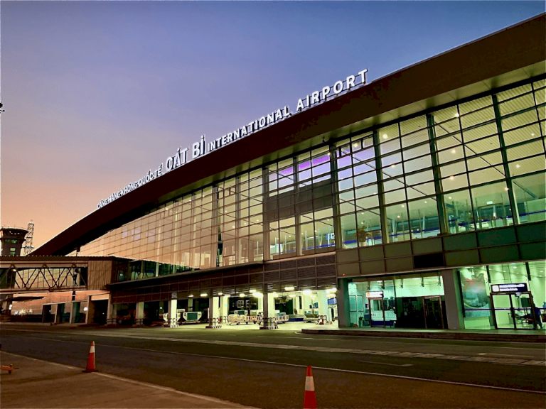 Máy bay hạ cánh xuống Sân bay Cát Bi, mở ra hành trình khám phá Hải Phòng đầy hứng khởi.