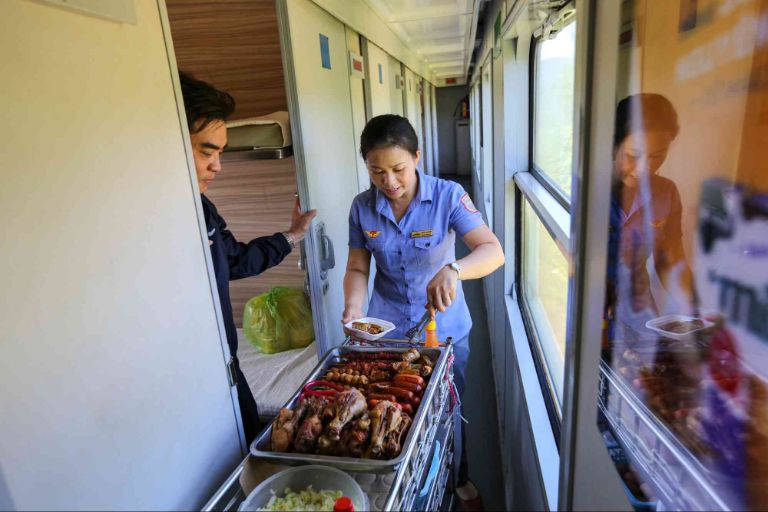 Hành khách có thể thưởng thưởng các món ăn đặc sản của Hải Phòng ngay trên tàu