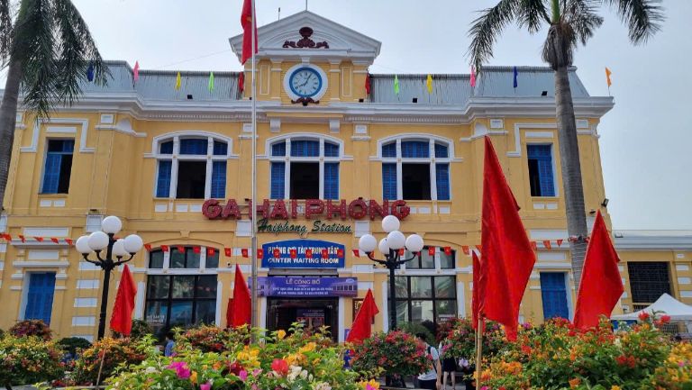 Bước xuống tàu, bạn nên check-in ngay với khung cảnh nên thơ tại ga Hải Phòng