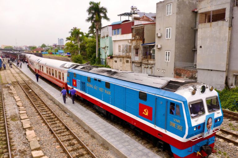 Khung cảnh yên bình dọc tuyến đường sắt Hà Nội – Hải Phòng.