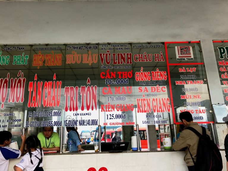 Khi mua vé trực tiếp tại bến xe dịp Tết, hành khách nên đến đúng quầy của các nhà xe chính thức để tránh vé giả và bị đội giá.