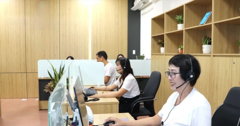 Đặt vé nhanh chóng qua hotline hoặc Fanpage, nhận thông tin chuyến đi ngay trên điện thoại.