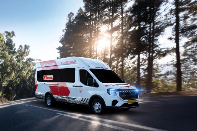 Nhà xe Hoàng Phú nổi bật với dàn xe đời mới và phong cách phục vụ chuyên nghiệp.