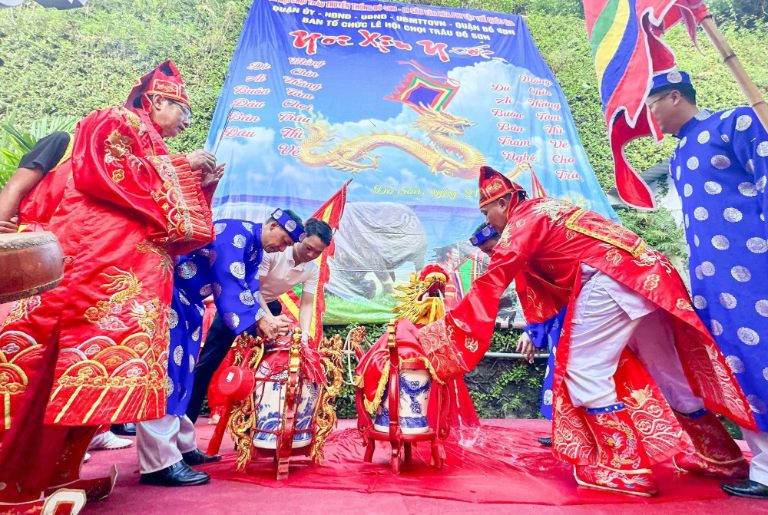 Lễ hội cầu bình an, mùa màng bội thu cho cộng đồng.