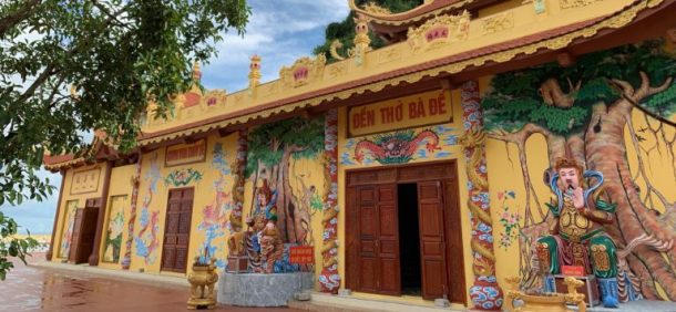 Tượng Bà Đế trang nghiêm, là nơi người dân đến cầu bình an và may mắn.