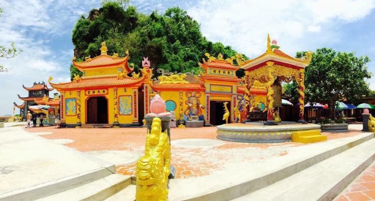 Khung cảnh chiều buông, ánh nắng cuối ngày dát vàng lên toàn bộ ngôi đền.