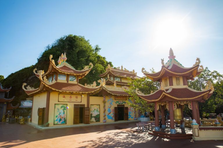 Góc sân đền yên tĩnh với cây cổ thụ tỏa bóng mát quanh năm.