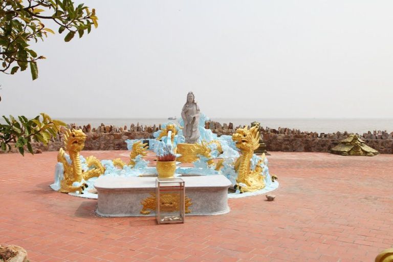 Lễ hội tại đền Bà Đế diễn ra nhộn nhịp nhưng vẫn giữ nét trang nghiêm.