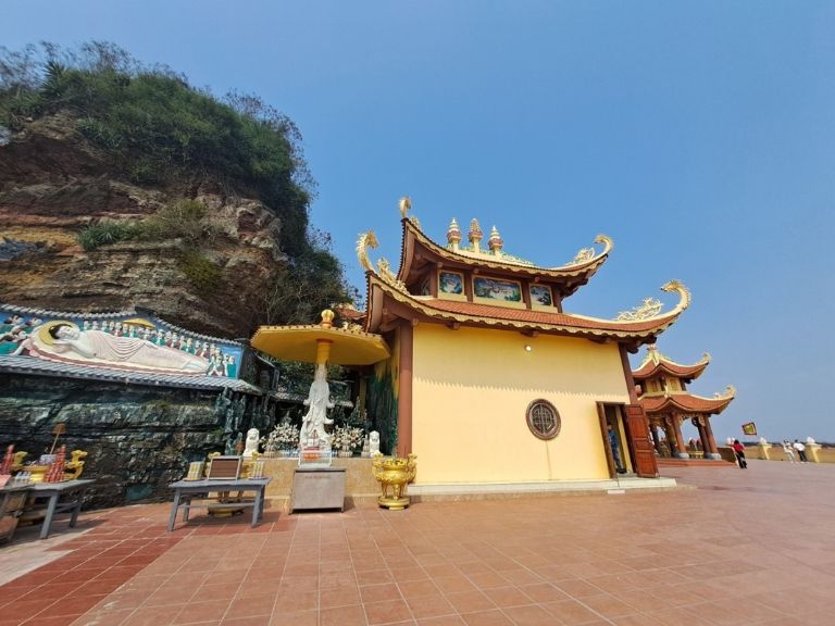 Ngôi đền nổi bật giữa mây trời Đồ Sơn, thanh thoát và hiền hòa