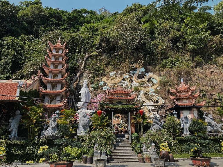 Những chi tiết chạm trổ tinh xảo thể hiện nét nghệ thuật truyền thống.