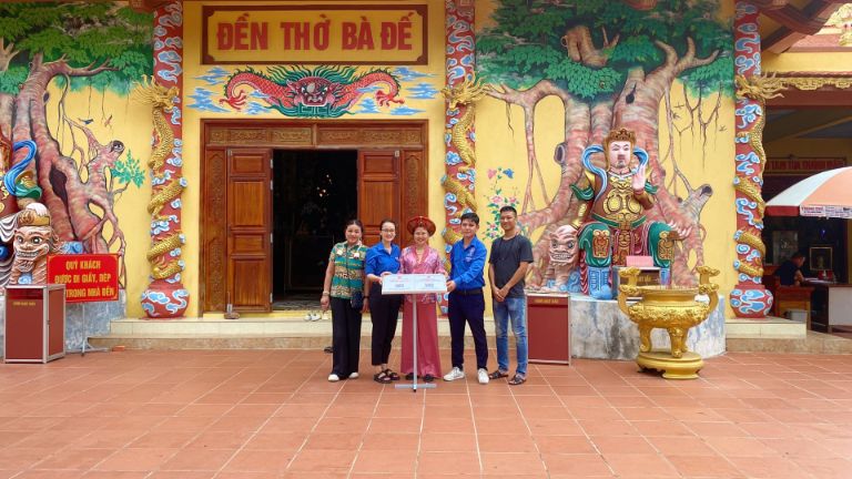 Khách du lịch xếp hàng dâng hương trong ngày lễ lớn, không khí trang nghiêm.