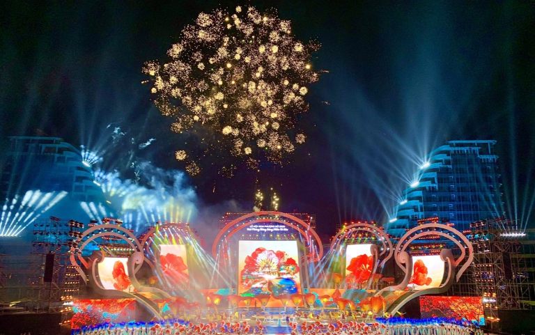 Sân khấu Lễ hội Hoa Phượng Đỏ lung linh ánh đèn giữa không gian văn hóa đậm chất Hải Phòng.