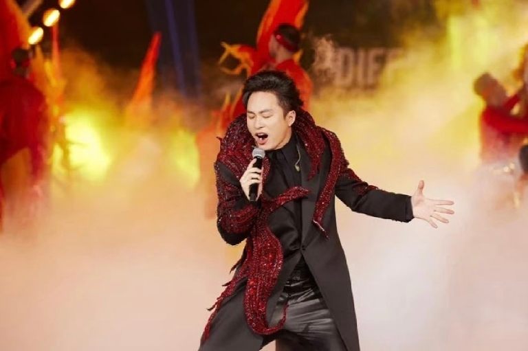 Hình ảnh các nghệ sĩ và quan khách trên sân khấu, mở đầu một chuỗi hoạt động hấp dẫn.