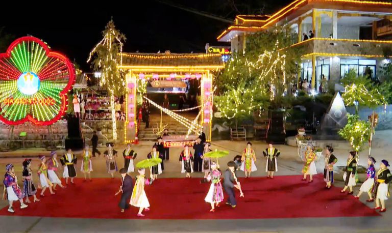 Không gian lễ hội rực rỡ sắc màu với múa khèn, múa dân tộc và những làn điệu dân ca truyền thống.