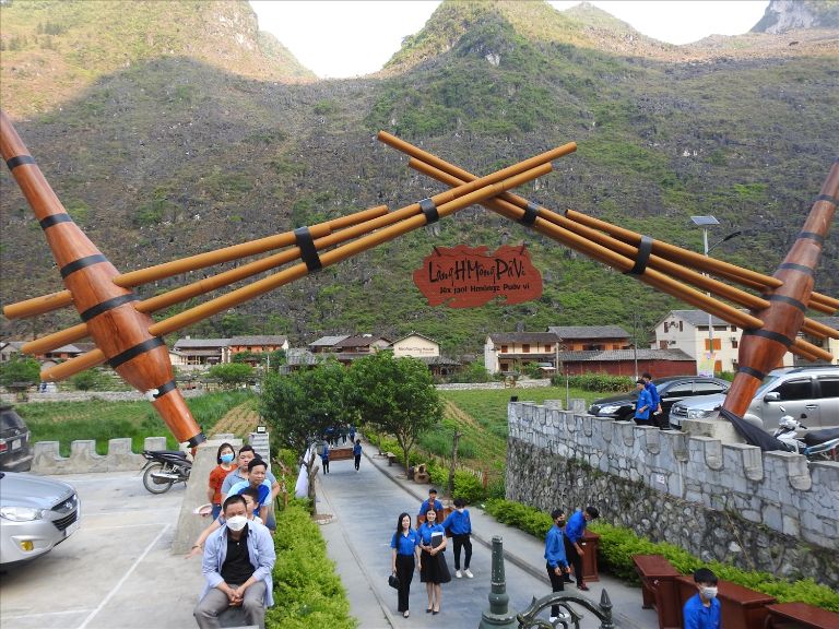 Sắc màu văn hóa dân tộc được tái hiện sống động tại lễ hội và khu vực xung quanh.