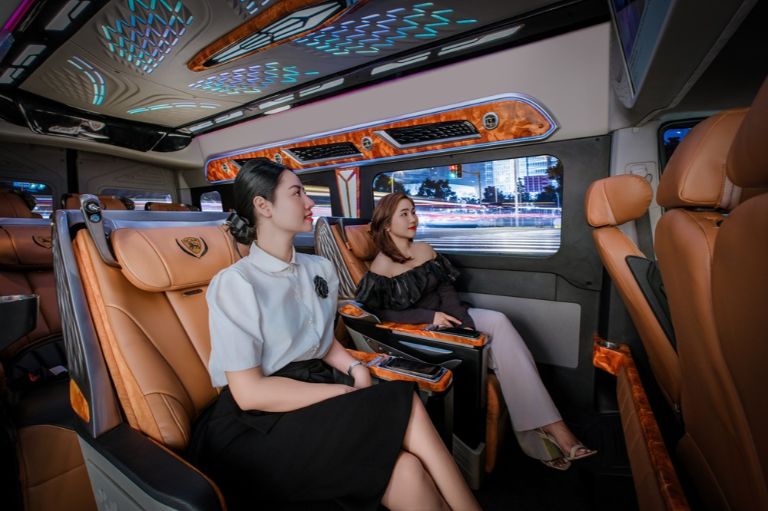 Nội thất dòng limousine được đầu tư chỉn chu, mang đến cho khách hàng một trải nghiệm tuyệt vời