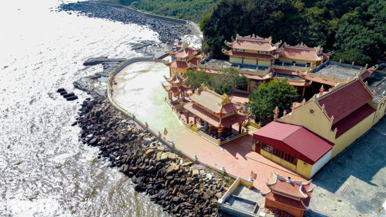 Một góc đền nép mình vào núi đá, tạo nên vẻ đẹp độc đáo không nơi nào có.