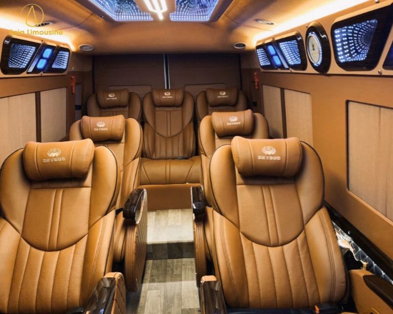 Nhân viên hỗ trợ hành khách thân thiện và nhanh nhẹn.