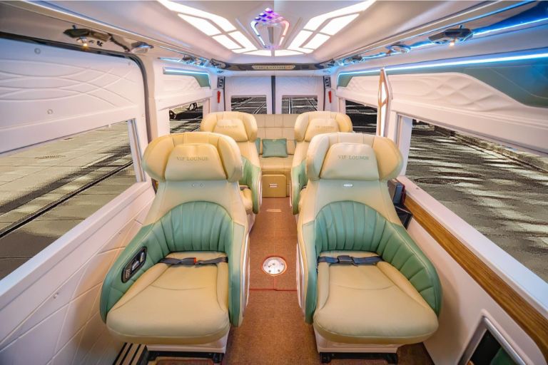 Đội ngũ phục vụ tận tâm là điểm cộng lớn của Sơn Hải Limousine.