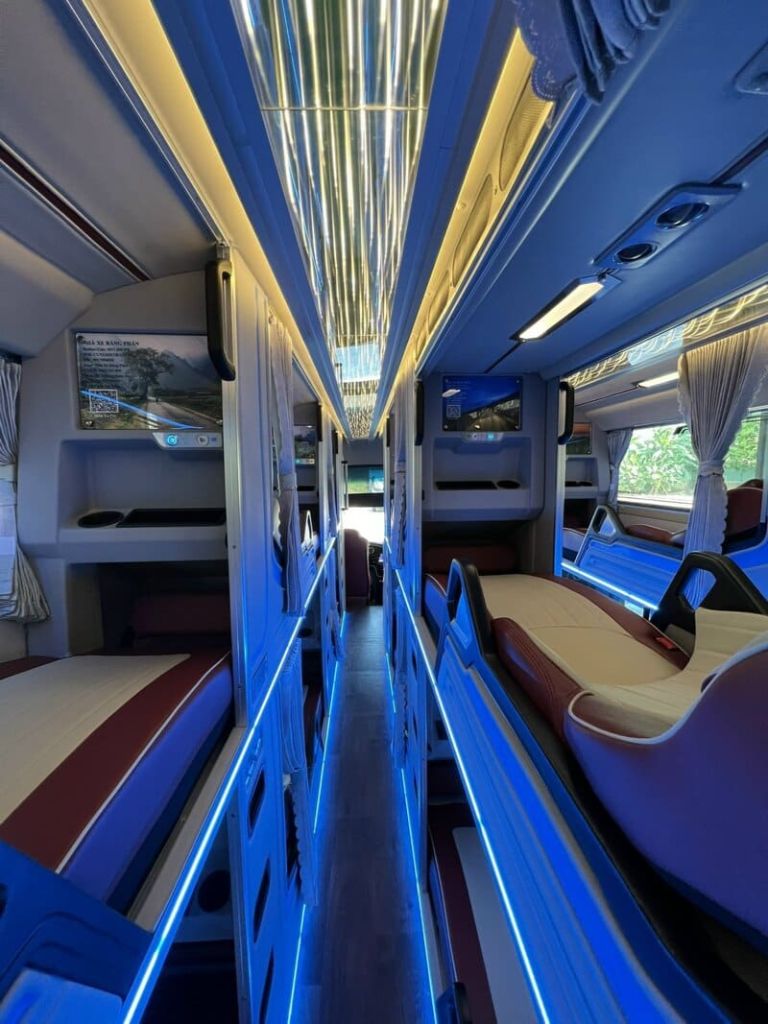 Hành khách tận hưởng wifi tốc độ cao và rèm che riêng tư trên xe Thuận Thực.