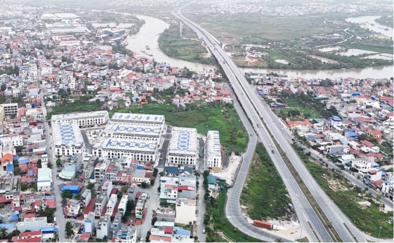 Xe khách dừng chân nghỉ giữa chặng, tạo cơ hội cho hành khách thư giãn.