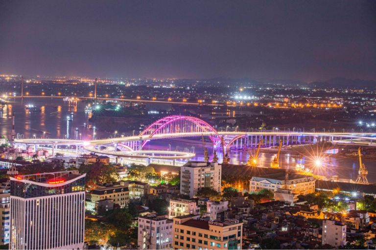 Hải Phòng là thành phố cảng lớn nhất Việt Nam, do đó, phương tiện di chuyển đến đây hàng ngày rất nhiều