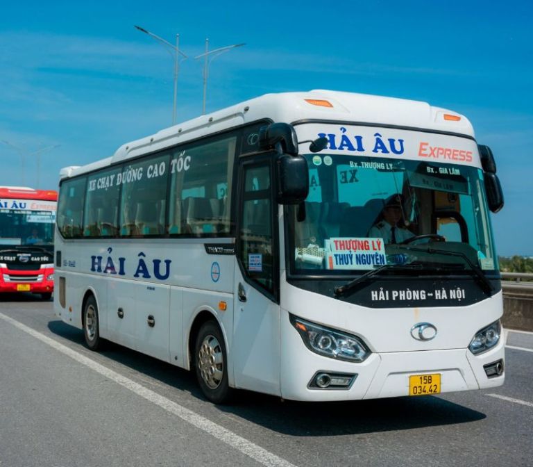 Xe khách Hải Âu chạy trên đường cao tốc, đảm bảo chuyến đi đúng giờ và an toàn.
