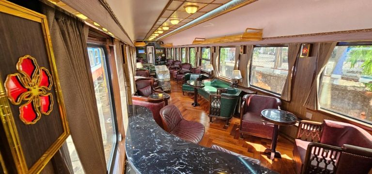 Khung cảnh hai bên đường ray mở ra từng lát cắt bình dị của đồng bằng Bắc Bộ.