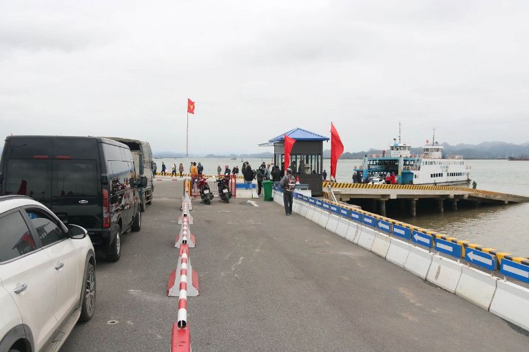 Tàu du lịch rời bến chậm rãi, mở ra góc nhìn trọn vẹn về núi đá vôi hùng vĩ.