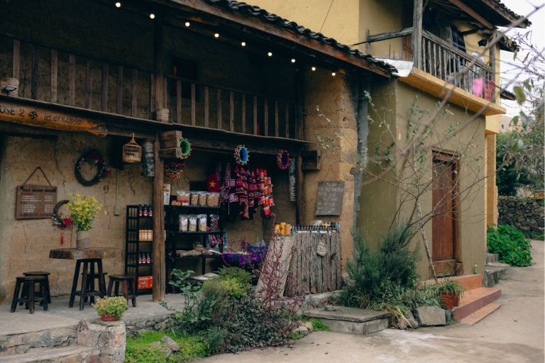 Những mái nhà trình tường dần hiện ra giữa không gian núi đá cổ kính.