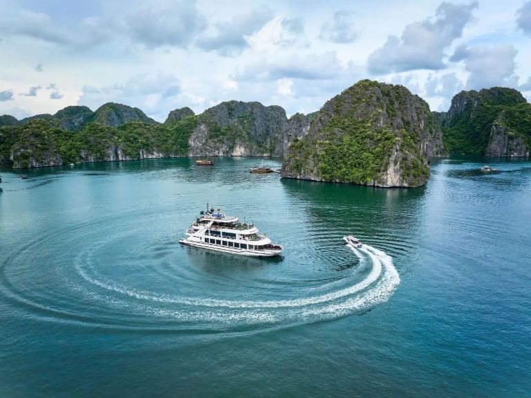 Những hàng cây chạy dọc cao tốc mang đến cảm giác thoải mái ngay từ lúc xuất phát.