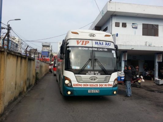 Hành khách ngồi thoải mái, ngắm cảnh làng mạc và cánh đồng xanh mướt.