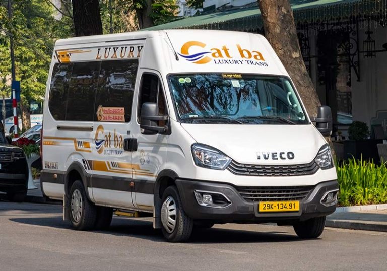 Xe khách Cát Bà – Hà Giang vận hành ổn định, kết nối biển đảo với cao nguyên đá qua những cung đường dài và nhiều đèo dốc.