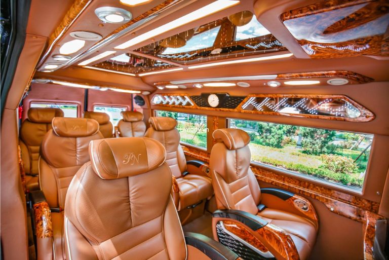 Nguyên Gia Limousine luôn giữ tác phong đúng giờ và chuyên nghiệp.