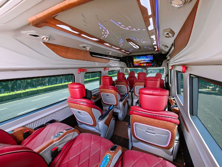 Ghế ngồi êm ái, sạch sẽ, tạo cảm giác dễ chịu cho hành khách suốt hành trình.