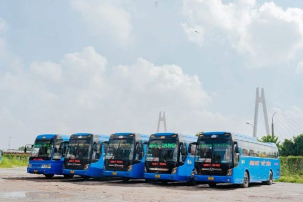 Xe chạy xuyên qua những khu dân cư nhỏ, giữ nhịp sống nông thôn thanh bình.