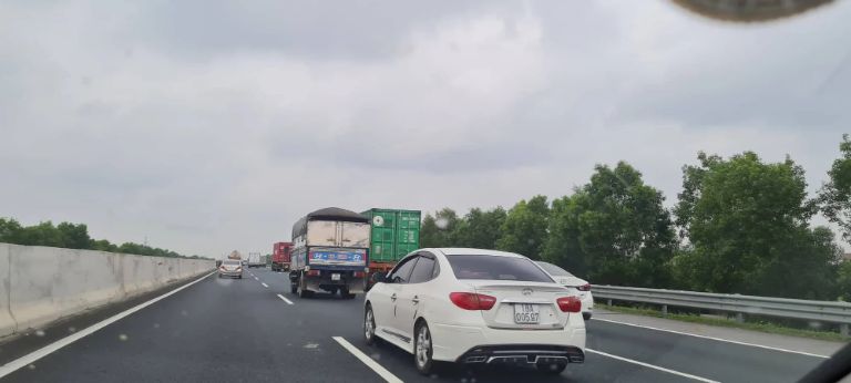 Khung cảnh hai bên đường 5 cũ với cánh đồng, sông nước và làng mạc đặc trưng.