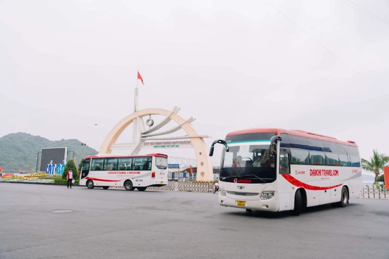 Hành trình bằng ô tô rời Hà Nội mở ra một cung đường thẳng tắp hướng về biển xanh Hạ Long.