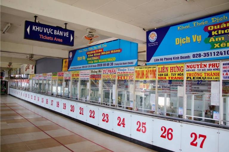 Bến xe đông đúc, chen chúc là hình ảnh quen thuộc mỗi dịp Tết cận kề