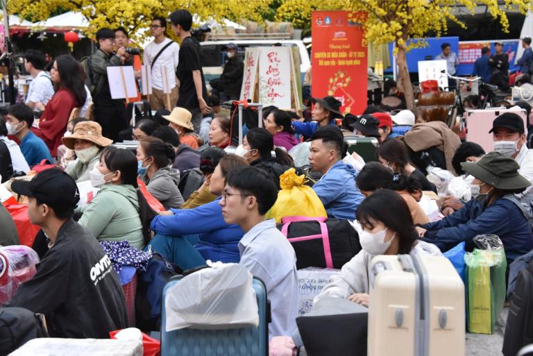 Hàng triệu người lao động và sinh viên bắt đầu hành trình về quê sum họp cuối năm