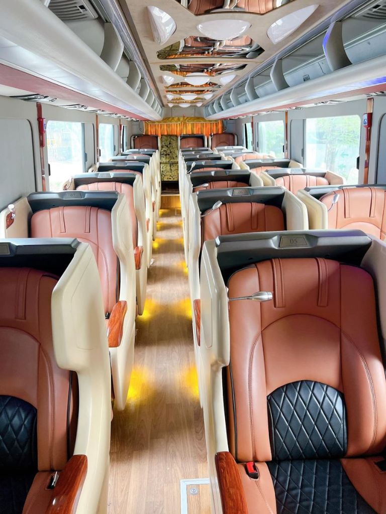 Hành khách thư giãn giữa không gian nội thất hiện đại – mỗi chuyến đi là một trải nghiệm trọn vẹn.