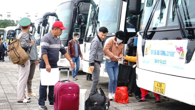 Trước khi khởi hành, bạn nên kiểm tra thật kỹ giờ khởi hành của nhà xe.